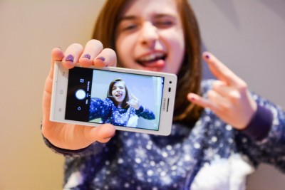 teen girl selfie photo phone social media